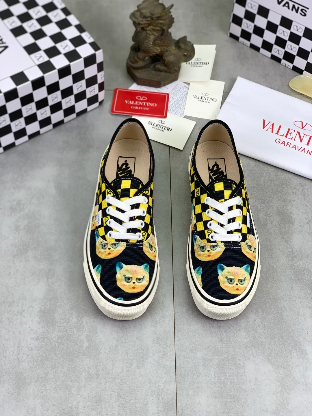 Men's shoes 💰P460 New Valentino❌Wans co-branded Valentino and Vans release new co-branded sneakers, integrating Valentino's Italian high-definition aesthetics and Vans's free and authentic spirit, giving classic shoes a personality that spans the ages. Many stars - Jolin Tsai. Yang Zi. Liu Wen. Ma Baiquan. Choi Soobin. freen. Song Zuer. JJ Lin. zel. Cecilia Cheung. shark. Xin Yunlai...Same style. Female model: 35-42 (41.42 is custom-made and non-refundable) Men's model: 39-46 (45.46 is custom-made and non-refundable)